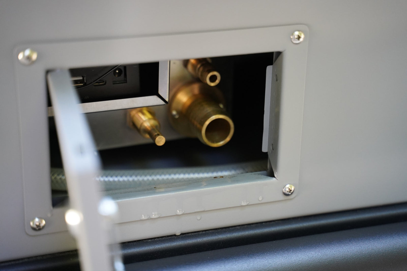 Rear hookup panel with USB ports and brass quick-connect fittings